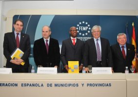 Antoni Fogué, Manuel Chaves, Clarence E. Anthony, Director Ejecutivo de CGLU, Joan Clos y Pedro Castro, en la presentación del informe